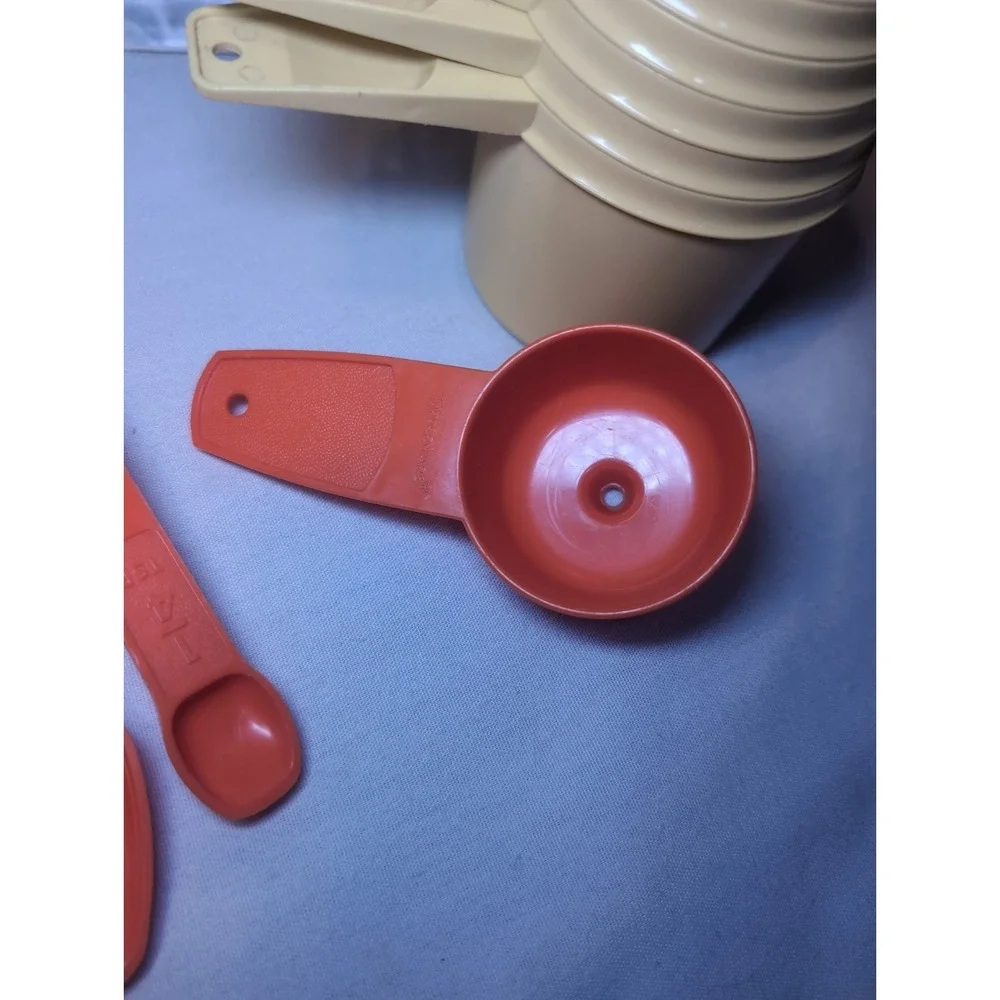 6x Vintage Tupperware Nesting Measuring Cups Yellow 4x Measuring Spoons & Funnel